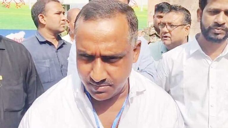 जमशेदपुर: कांग्रेस प्रत्याशी बन्ना गुप्ता ने पत्नी संग किया मतदान