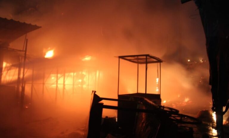 जमशेदपुर: सोनारी एयरपोर्ट के पास बाजार में भीषण आग, दर्जन भर दुकानें जलकर खाक