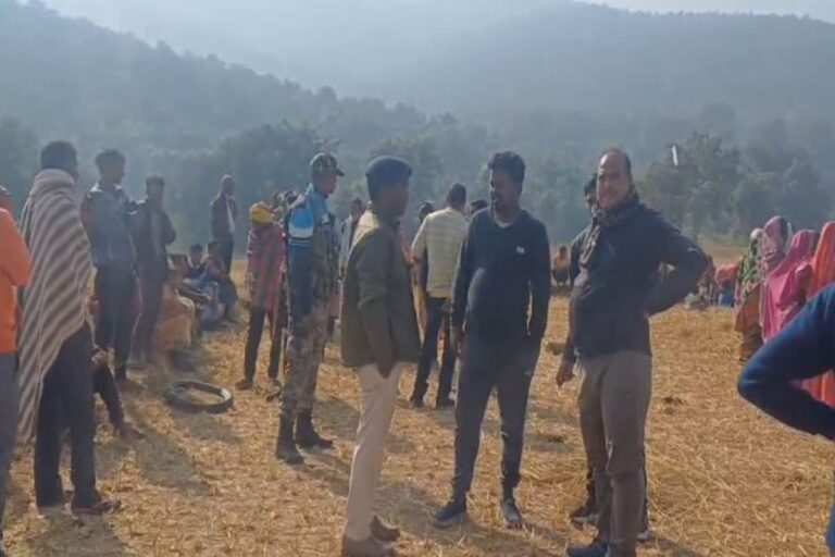 गिरिडीह में खलिहान में आग लगने से मां और बेटे की मौत, मुआवजे की मांग