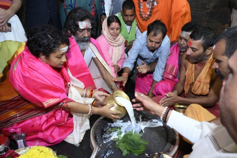 बाबा बैद्यनाथ धाम पहुंचे झारखंड के मुख्यमंत्री हेमंत सोरेन