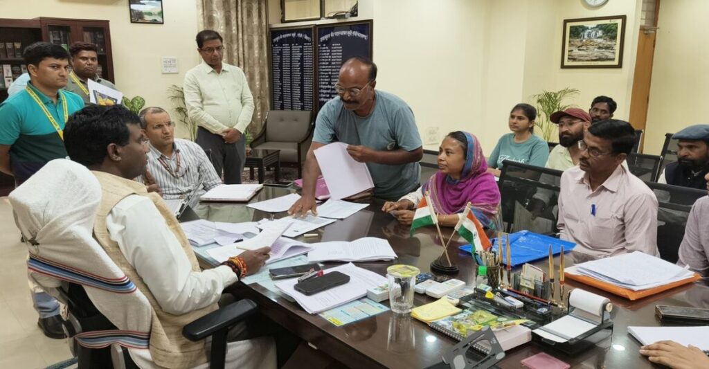 Ranchi News: उपायुक्त ने लगाया जनता दरबार, 8 मामलों में त्वरित कार्रवाई के दिए निर्देश