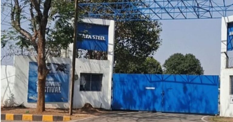 Jharkhand News: जमशेदपुर में लैंडिंग के दौरान फिसला विमान, बड़ा हादसा टला