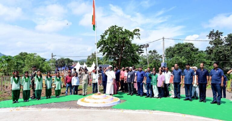 Jharkhand News: मुख्यमंत्री हेमंत सोरेन ने नेमरा में किया ध्वजारोहण, शिबू सोरेन के निधन के कारण रांची समारोह से रहे अनुपस्थित