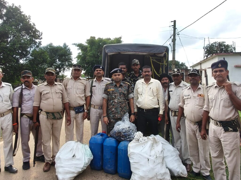 Giridih News: गिरिडीह में उत्पाद विभाग की बड़ी कार्रवाई: अवैध शराब फैक्ट्री ध्वस्त, सामग्री जब्त