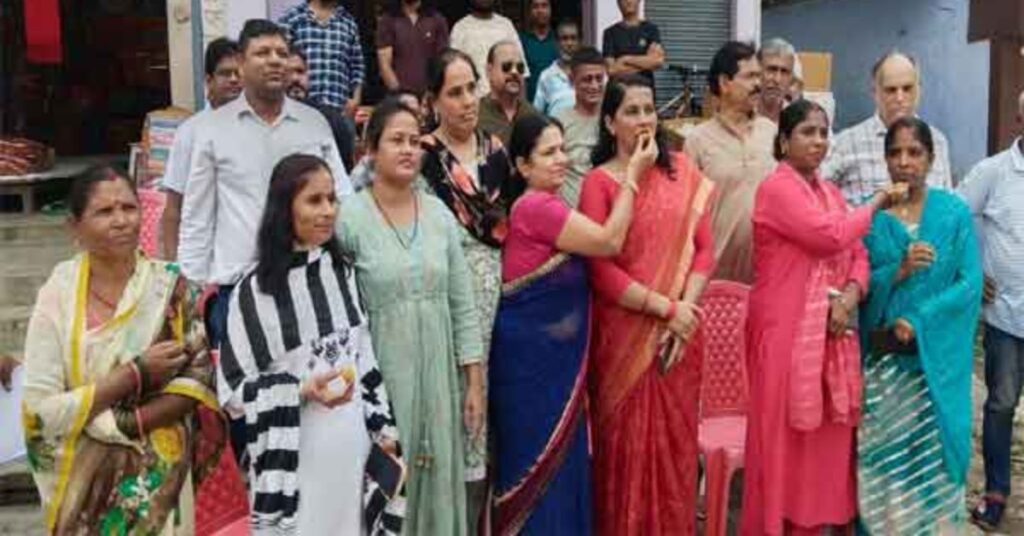 Palamu News: बेलवाटिका चौक से शराब दुकान हटने पर स्थानीय निवासियों ने जताई राहत