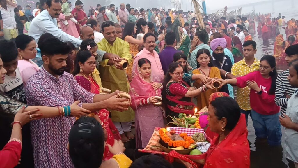 लोक आस्था और सूर्य उपासना के साथ छठ महापर्व का समापन, श्रद्धा और भक्ति में डूबा रहा पूरा प्रदेश