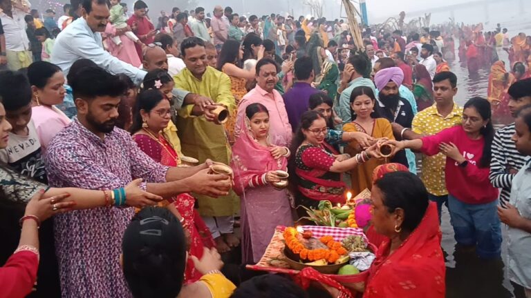 लोक आस्था और सूर्य उपासना के साथ छठ महापर्व का समापन, श्रद्धा और भक्ति में डूबा रहा पूरा प्रदेश