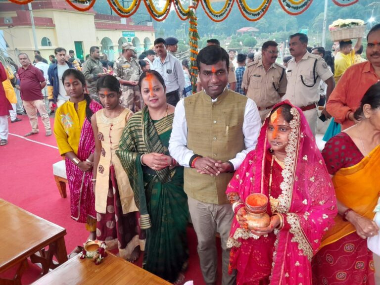 रांची में उदीयमान सूर्य को अर्घ्य, उपायुक्त मंजूनाथ भजंत्री ने की जिलावासियों की सुख-समृद्धि की प्रार्थना