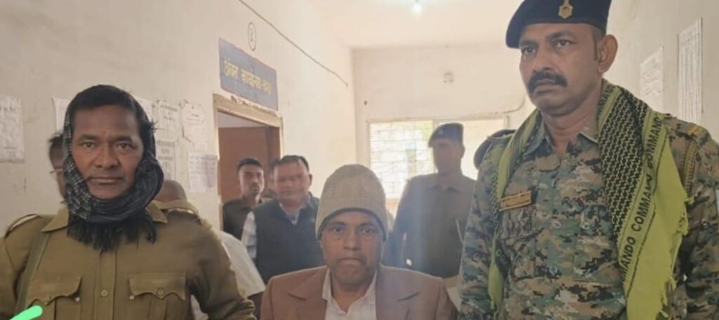 Palamu News : चैनपुर अंचल का बड़ा बाबू 5,500 रुपए घूस लेते गिरफ्तार