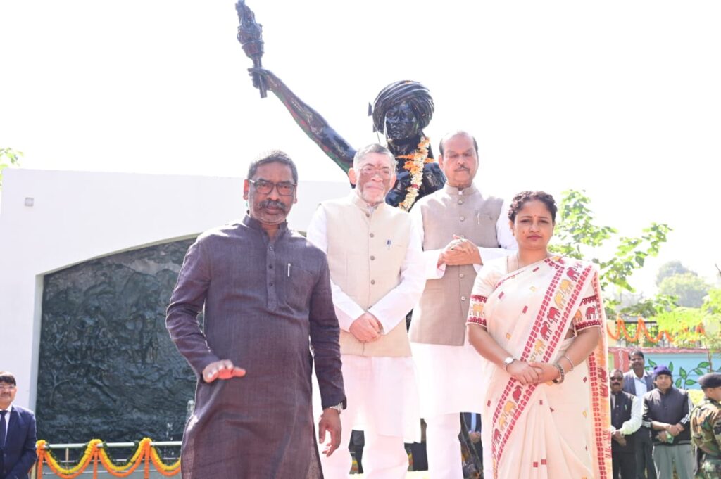 राज्यपाल और मुख्यमंत्री ने बिरसा मुंडा की 150वीं जयंती पर अर्पित की श्रद्धांजलि