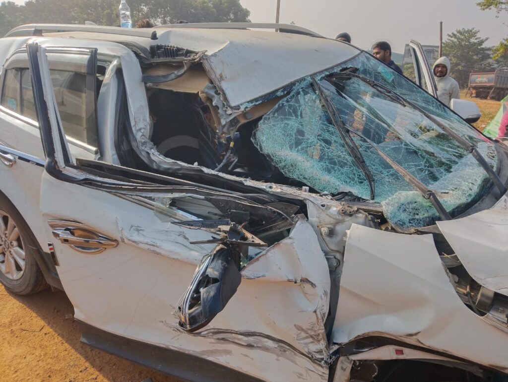 बहरागोड़ा में ट्रेलर से टकराई कार, रांची लौट रहे परिवार के तीन सदस्य गंभीर रूप से घायल