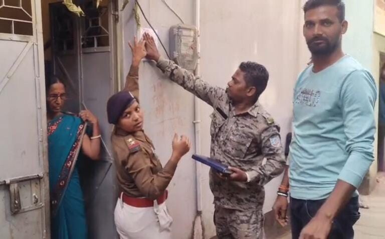 Dhanbad News : 52 लाख की ठगी के आरोपी के घर धनसार पुलिस ने चिपकाया इश्तिहार