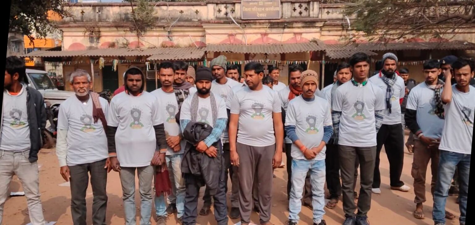 Deoghar News: देवघर में सड़क सुरक्षा सप्ताह के तहत टोटो चालकों को बांटी गई टी-शर्ट, ट्रैफिक नियमों का देंगे संदेश