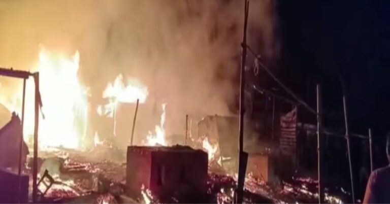 धनबाद के स्टील गेट सब्जी बाजार में भीषण आग, लाखों का सामान राख