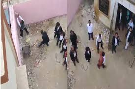 धनबाद सदर अस्पताल : दीवार तोड़ने की मांग पर अधिवक्ताओं और स्वास्थ्यकर्मियों में टकराव