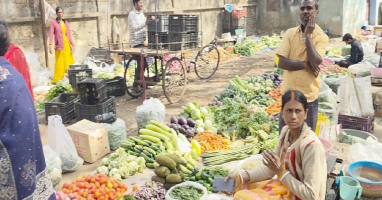 हजारीबाग में फुटपाथ सब्जी विक्रेताओं को हटाने पर बवाल, 24 घंटे से बिक्री ठप