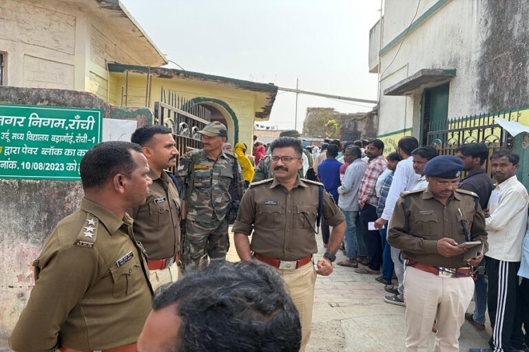 रांची में निकाय चुनाव को शांतिपूर्ण बनाने के लिए ग्रामीण एसपी और एसडीओ ने किया मतदान केंद्रों का निरीक्षण