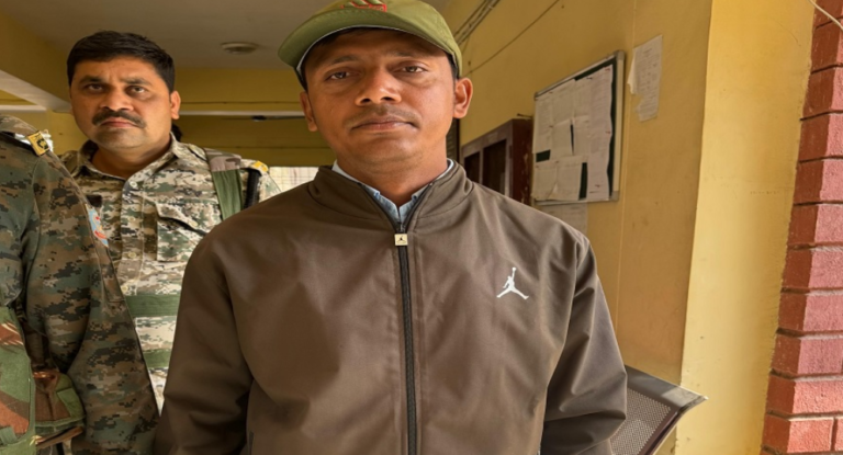 Ranchi News: सिल्ली अंचल कार्यालय के अमीन को 8 हजार रुपये घूस लेते रंगेहाथ पकड़ा