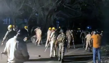 धनबाद में रामनवमी जुलूस पर पथराव: हालात बिगड़ने पर पुलिस ने की हवाई फायरिंग, इलाके में तनाव