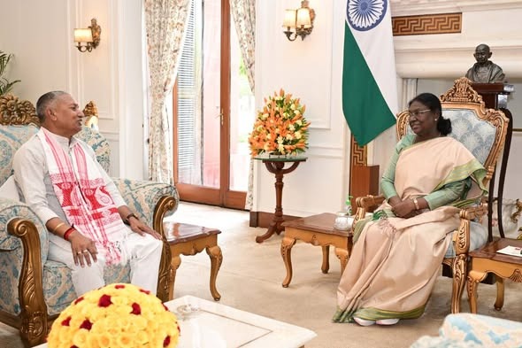 राष्ट्रपति द्रौपदी मुर्मू से मिले सांसद कालीचरण सिंह, चतरा के मंदिरों में आने का दिया आमंत्रण