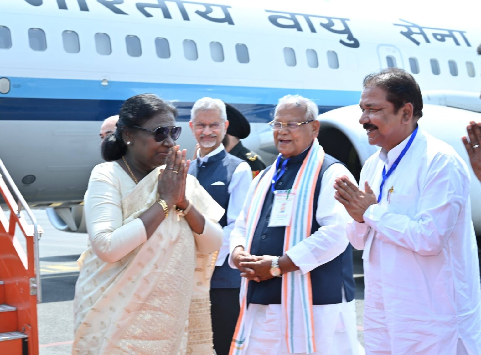 राष्ट्रपति द्रौपदी मुर्मू गयाजी पहुंचीं, एयरपोर्ट पर राज्यपाल और विदेश मंत्री ने किया भव्य स्वागत