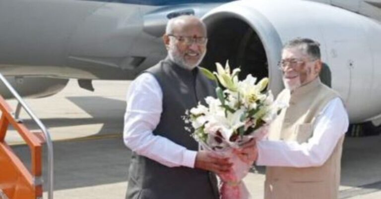 उपराष्ट्रपति सीपी राधाकृष्णन रांची पहुंचे: एयरपोर्ट पर भव्य स्वागत, खूंटी में बिरसा मुंडा को करेंगे नमन