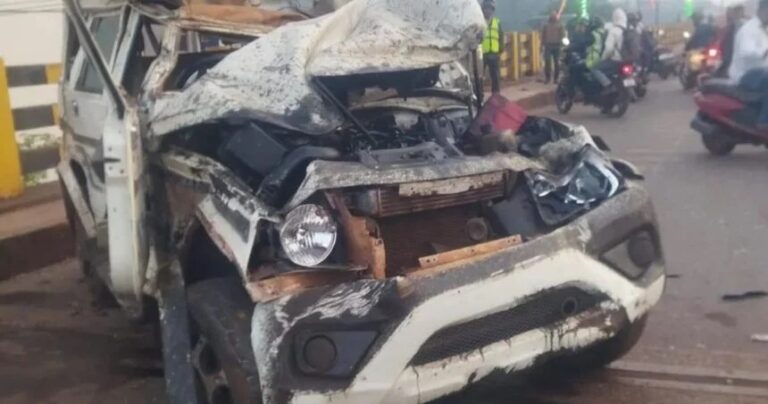 झारखंड में सुबह दो बड़े हादसे, ट्रेन की चपेट में युवक घायल, बोलेरो हादसे में कई जख्मी