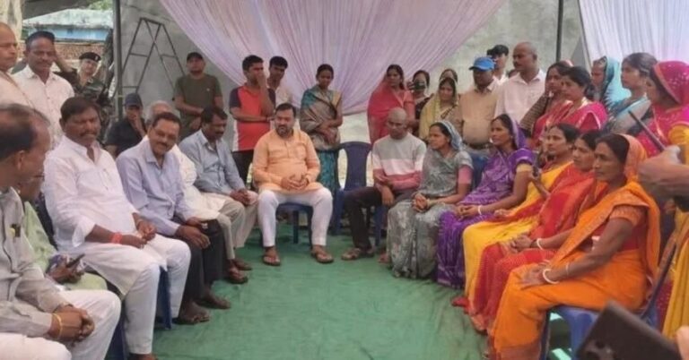 Ranchi News: भाजपा कार्यकर्ता के श्राद्धकर्म में शामिल हुए अर्जुन मुंडा, परिजनों को दी सांत्वना