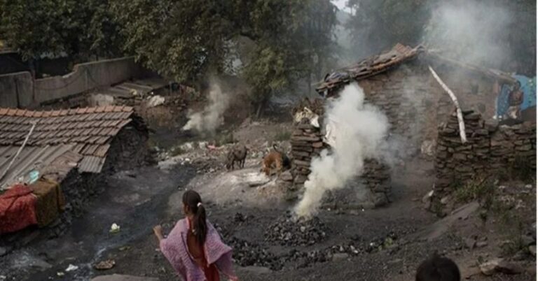 धनबाद के झरिया में भू-धंसान से हड़कंप, एक घर जमींदोज, कई मकानों में पड़ी दरारें