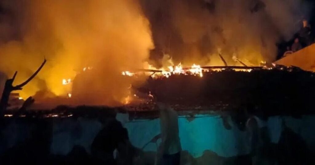 पलामू में भीषण अगलगी, कच्चा मकान जलकर राख, लाखों की संपत्ति खाक