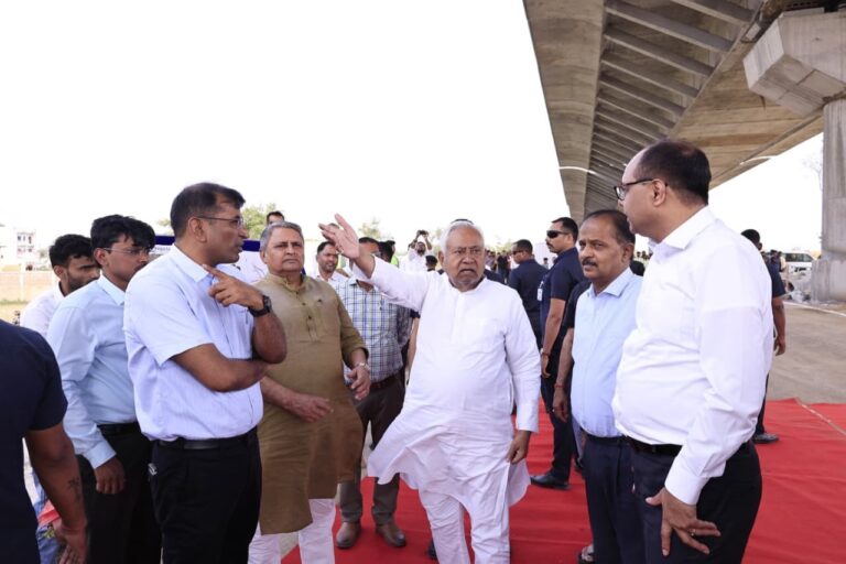 नीतीश कुमार ने दानापुर-बिहटा एलिवेटेड कॉरिडोर का किया निरीक्षण, समय पर गुणवत्ता के साथ काम पूरा करने के निर्देश