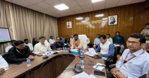 रांची डीसी सख्त: भू-राजस्व मामलों में लापरवाही पर कर्मचारी निलंबित, लंबित म्यूटेशन पर कार्रवाई के निर्देश