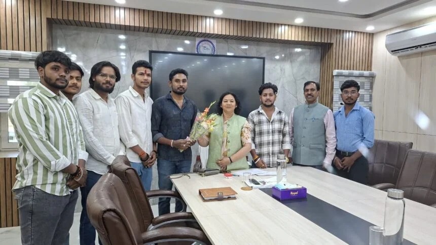 Ranchi News: रांची यूनिवर्सिटी में नई कुलपति से आजसू प्रतिनिधिमंडल की मुलाकात, शिक्षा सुधार को लेकर जताई उम्मीद