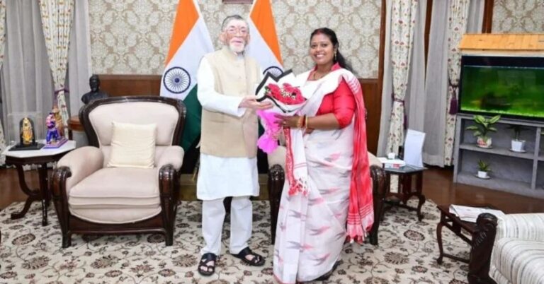 Ranchi News: राज्यपाल संतोष गंगवार से मिलीं मेयर रोशनी खलखो, शहर के विकास पर हुई चर्चा