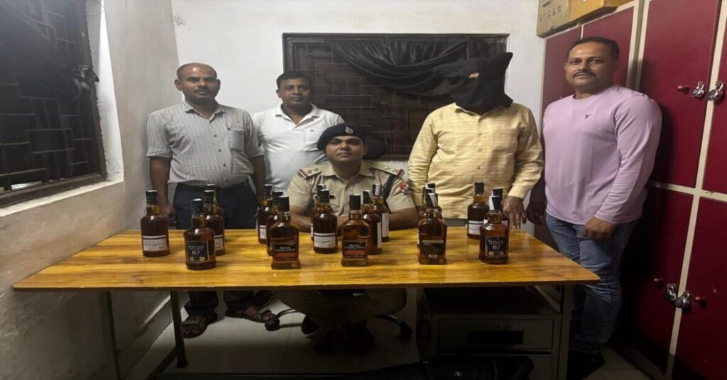 रांची रेलवे स्टेशन पर आरपीएफ की बड़ी कार्रवाई, 18 बोतल अवैध शराब के साथ व्यक्ति गिरफ्तार