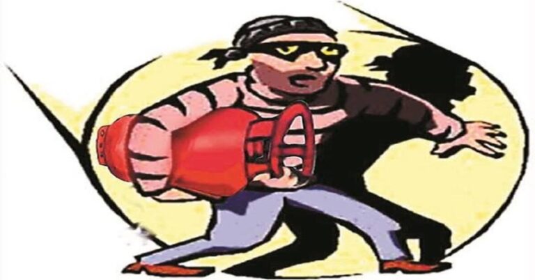 रांची में दिनदहाड़े चोरी का अजीब मामला, एक ही घर में दो बार घुसकर चोर ने उड़ाए सिलेंडर
