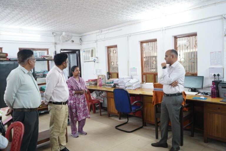 जमशेदपुर में ट्रेजरी घोटाले के बाद सख्ती, सत्यापन के बाद ही मिलेगा वेतन, डीसी का औचक निरीक्षण