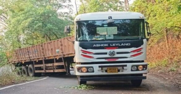 चाईबासा में तीखे मोड़ पर फंसा ट्रेलर, मुख्य सड़क जाम, बस सेवाएं प्रभावित