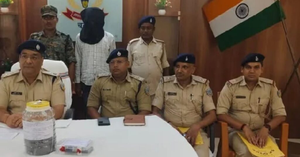 चतरा में 14.50 लाख की अफीम के साथ तस्कर गिरफ्तार, झारखंड-बिहार सीमा पर पुलिस की बड़ी कार्रवाई