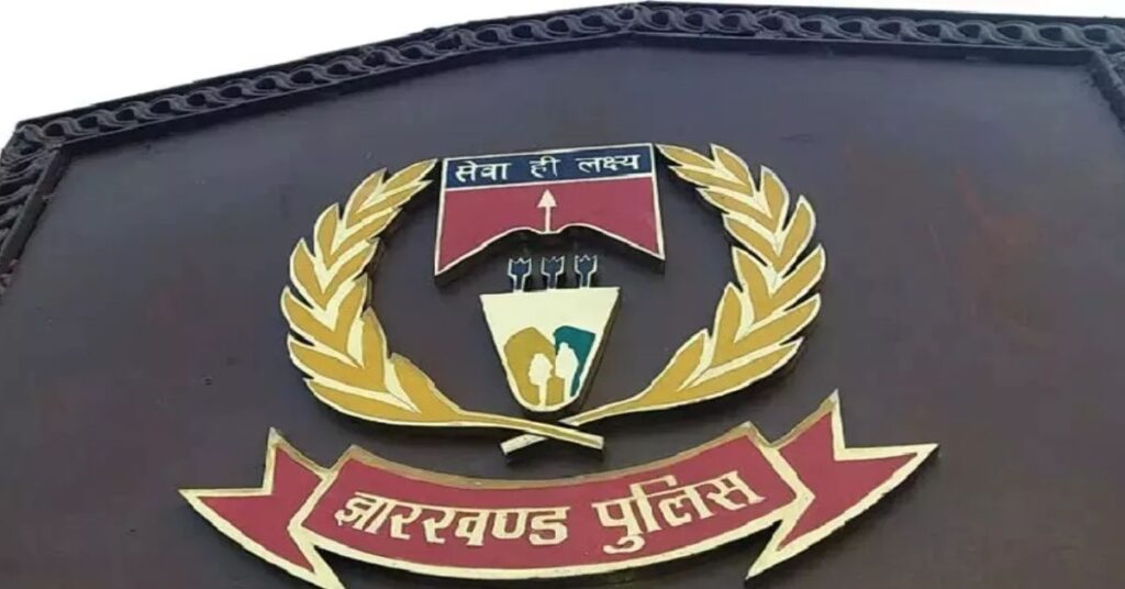 25 साल से पुलिस के लिए सिरदर्द बना रामदेव उरांव ने किया सरेंडर, हत्या-अपहरण समेत दो दर्जन से अधिक मामलों का है आरोपी