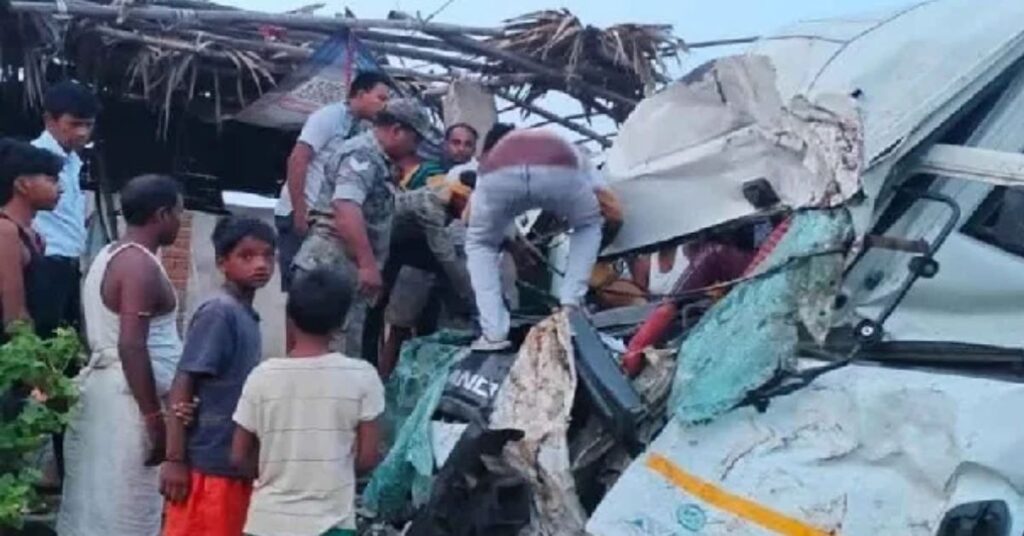 तेज रफ्तार हाइवा पेड़ तोड़ते हुए घर में घुसा, बाल-बाल बचा परिवार; बड़ा हादसा टला