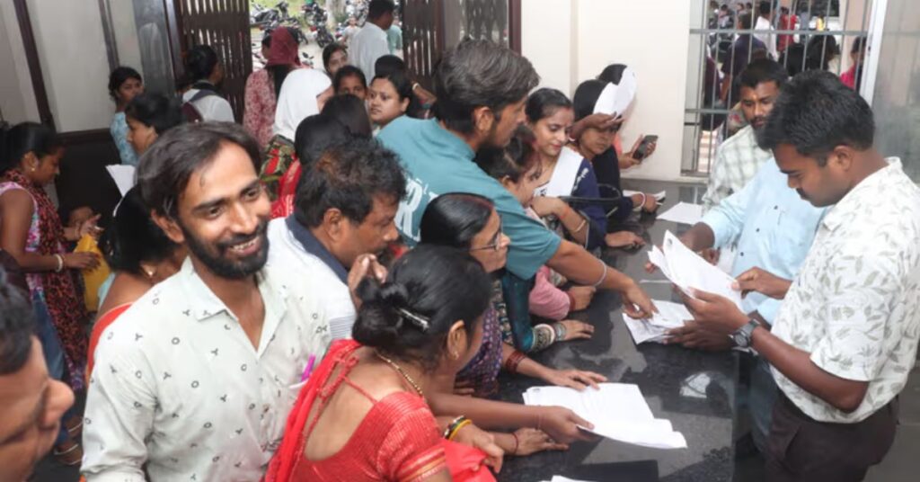 मंईयां सम्मान योजना को लेकर जमशेदपुर अंचल कार्यालय में उमड़ी महिलाओं की भीड़, बीडीओ ने दी महत्वपूर्ण जानकारी