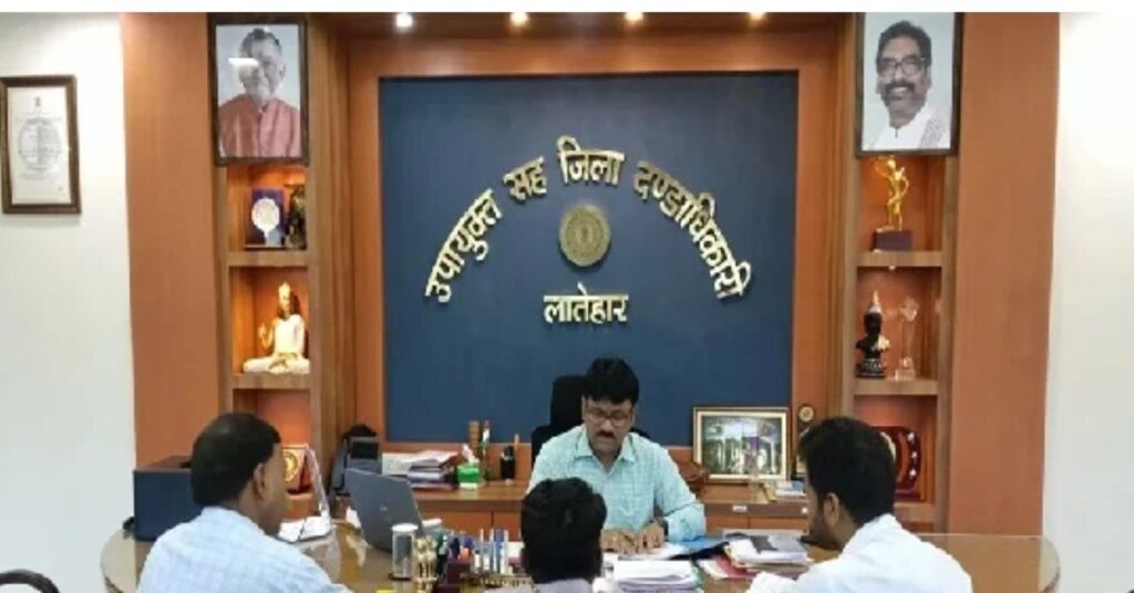 लातेहार में बिजली व्यवस्था सुधार पर डीसी सख्त, लंबित योजनाओं को जल्द पूरा करने के निर्देश