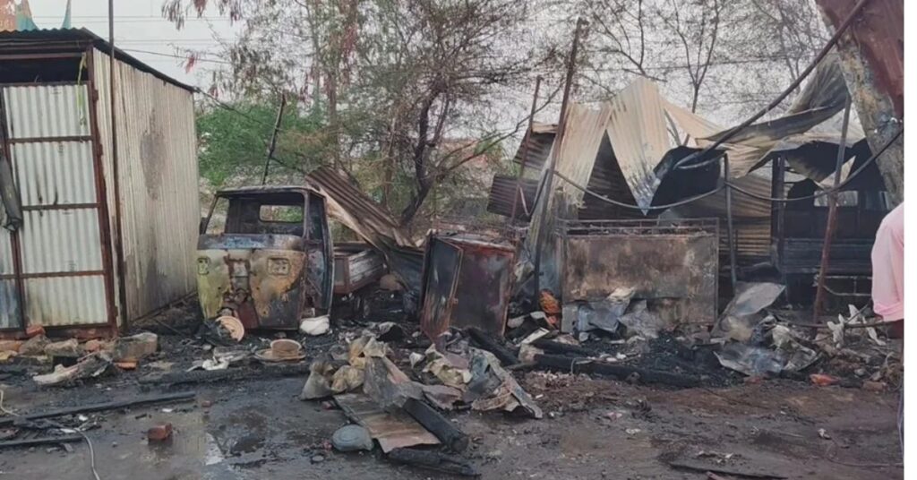 पलामू के हैदरनगर बस स्टैंड में भीषण आग, तीन दुकानें जलकर राख, 15 लाख का नुकसान