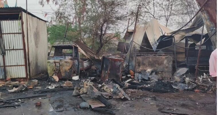 पलामू के हैदरनगर बस स्टैंड में भीषण आग, तीन दुकानें जलकर राख, 15 लाख का नुकसान