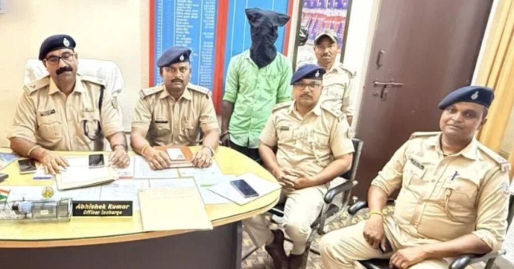 रामगढ़ में अवैध महुआ शराब भट्ठी पर पुलिस की छापेमारी, भारी मात्रा में शराब बरामद, एक गिरफ्तार