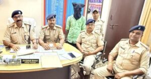 रामगढ़ में अवैध महुआ शराब भट्ठी पर पुलिस की छापेमारी, भारी मात्रा में शराब बरामद, एक गिरफ्तार
