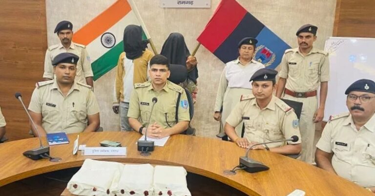 रामगढ़ शिव शंकर ज्वेलर्स डकैती कांड में बड़ी कार्रवाई, मुख्य आरोपी की पत्नी और दामाद गिरफ्तार
