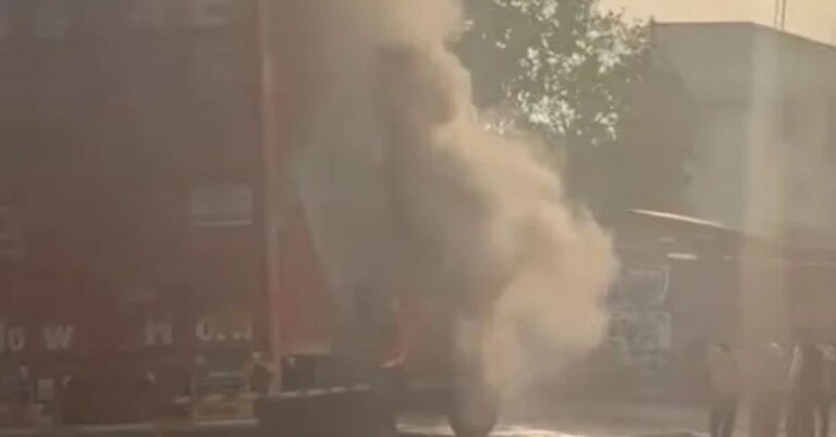 सरायकेला में हाईटेंशन तार की चपेट में आकर कंटेनर में लगी भीषण आग, चालक गंभीर रूप से झुलसा