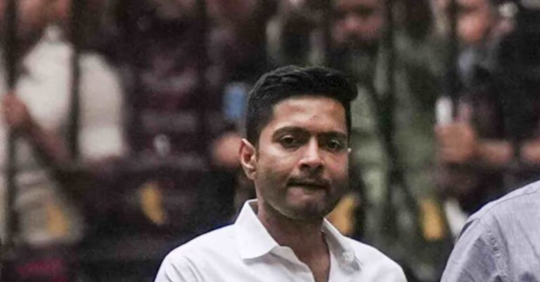 मीडिया रिपोर्ट के अनुसार, खबर मिलने के बाद बंगाल की पूर्व सीएम ममता बनर्जी अभिषेक बनर्जी के घर पर पहुंचीं.